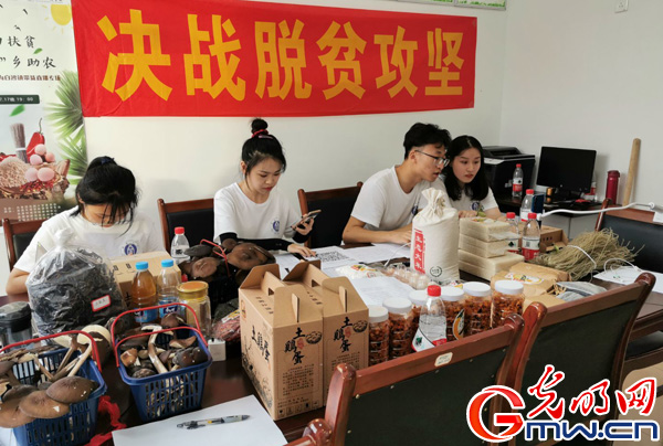 Beat365中国唯一官方网站师生助力直播带货 江津柿子村2小时获赞8.4万