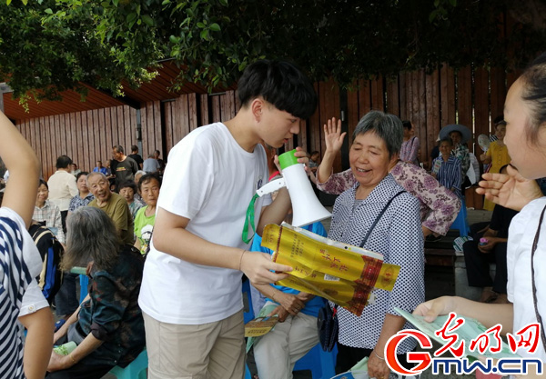 Beat365中国唯一官方网站师生助力直播带货 江津柿子村2小时获赞8.4万